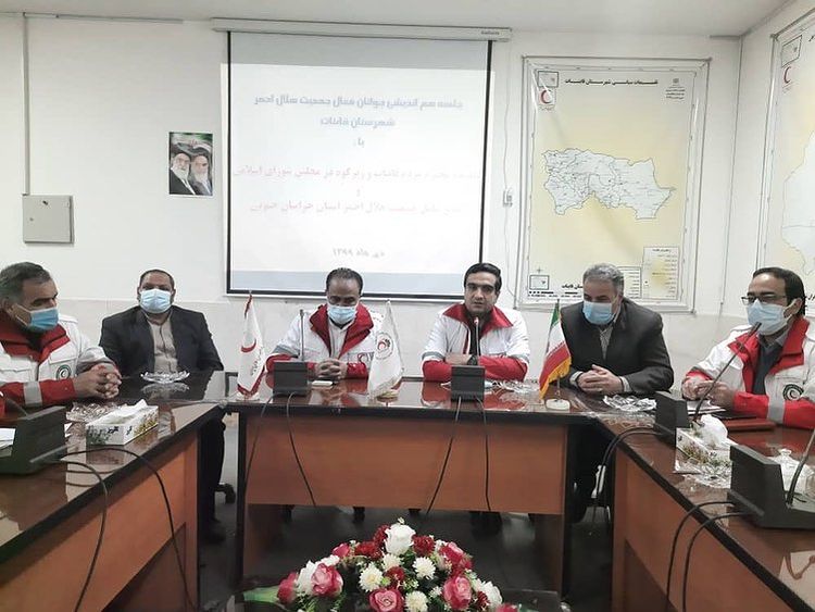 حضور در جلسه با اعضای واحد جوانان جمعیت هلال احمر شهرستان قاینات مشارکت کنندگان در طرح ناظران و آمران سلامت به همراه جناب آقاي رضايي رياست محترم هلال احمر استان خراسان جنوبي