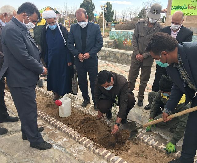 ادای احترام به شهیدان گمنام و کاشت نهال زیتون به همراه فرماندار قاینات در آرین شهر