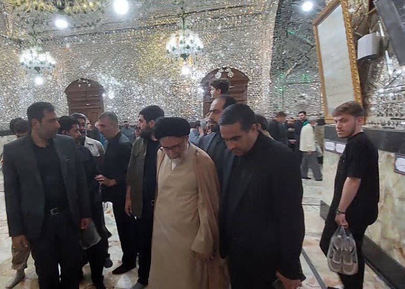 حضور اسحاقى رئيس مجمع نمايندگان خراسان جنوبى به نمايندگي از مردم استان در مراسم تشيیع پيكر سردار موسوي فرمانده تيم حفاظت رئیس جمهور شهید آيت الله رئيسي